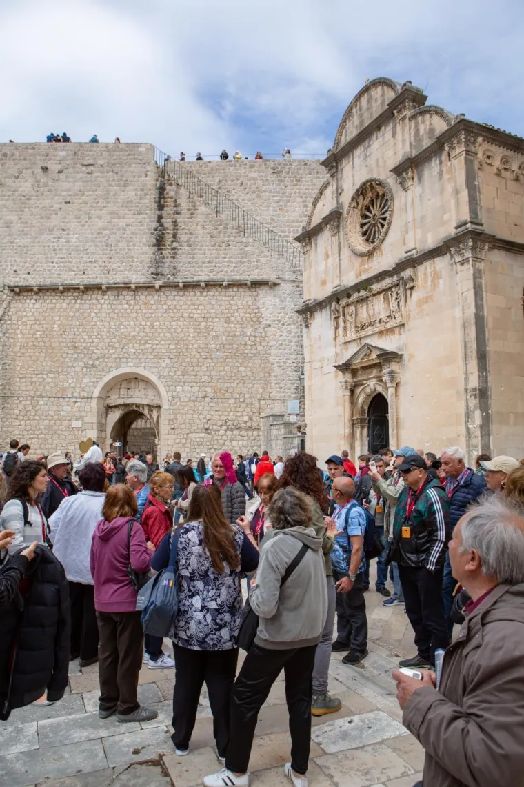 Ni lo&scaron;e vrijeme im ne smeta! Turisti sa svih strana svijeta preplavili ulice Dubrovnika
