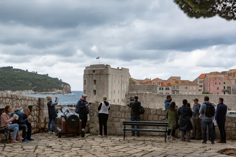Ni lo&scaron;e vrijeme im ne smeta! Turisti sa svih strana svijeta preplavili ulice Dubrovnika