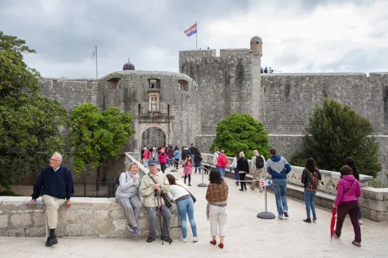 Ni lo&scaron;e vrijeme im ne smeta! Turisti sa svih strana svijeta preplavili ulice Dubrovnika