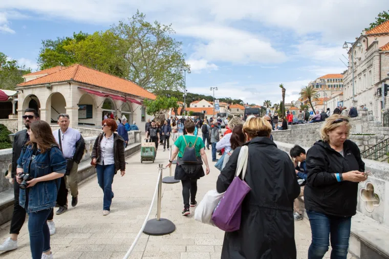 Ni lo&scaron;e vrijeme im ne smeta! Turisti sa svih strana svijeta preplavili ulice Dubrovnika
