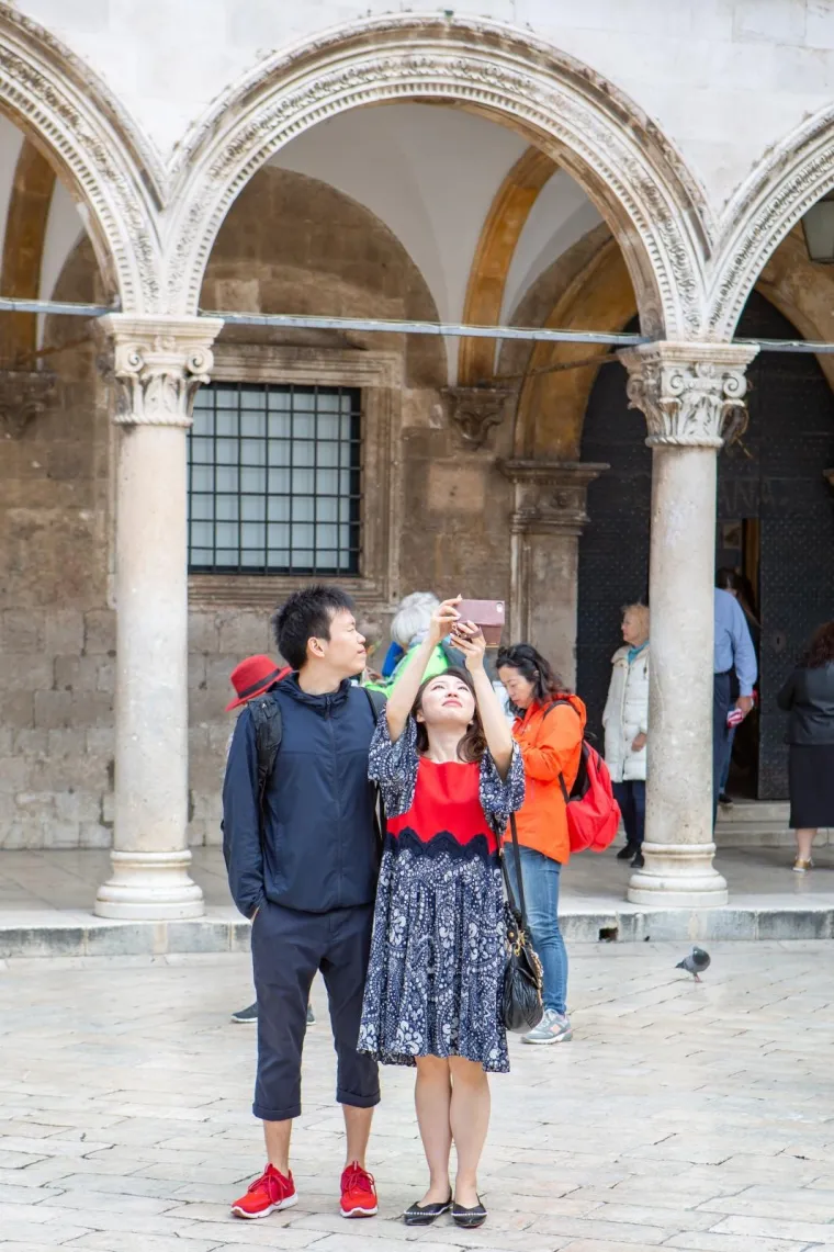 Ni lo&scaron;e vrijeme im ne smeta! Turisti sa svih strana svijeta preplavili ulice Dubrovnika