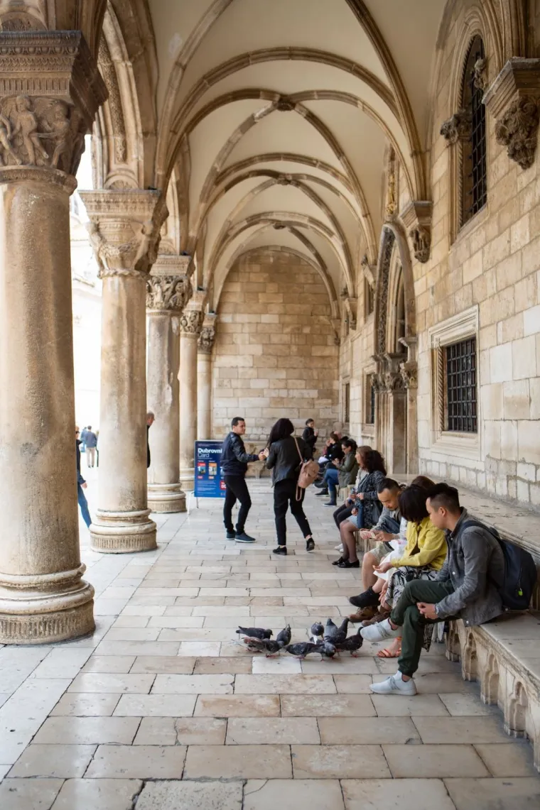 Ni lo&scaron;e vrijeme im ne smeta! Turisti sa svih strana svijeta preplavili ulice Dubrovnika