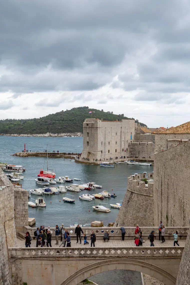 Ni lo&scaron;e vrijeme im ne smeta! Turisti sa svih strana svijeta preplavili ulice Dubrovnika