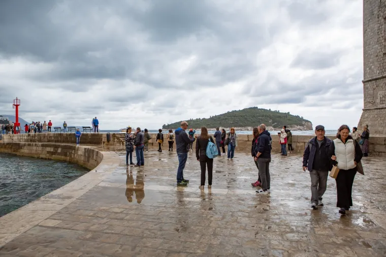 Ni lo&scaron;e vrijeme im ne smeta! Turisti sa svih strana svijeta preplavili ulice Dubrovnika