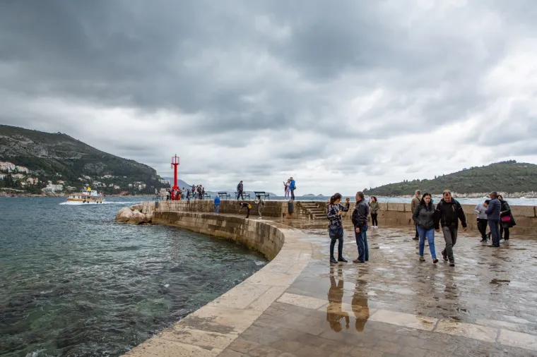 Ni lo&scaron;e vrijeme im ne smeta! Turisti sa svih strana svijeta preplavili ulice Dubrovnika