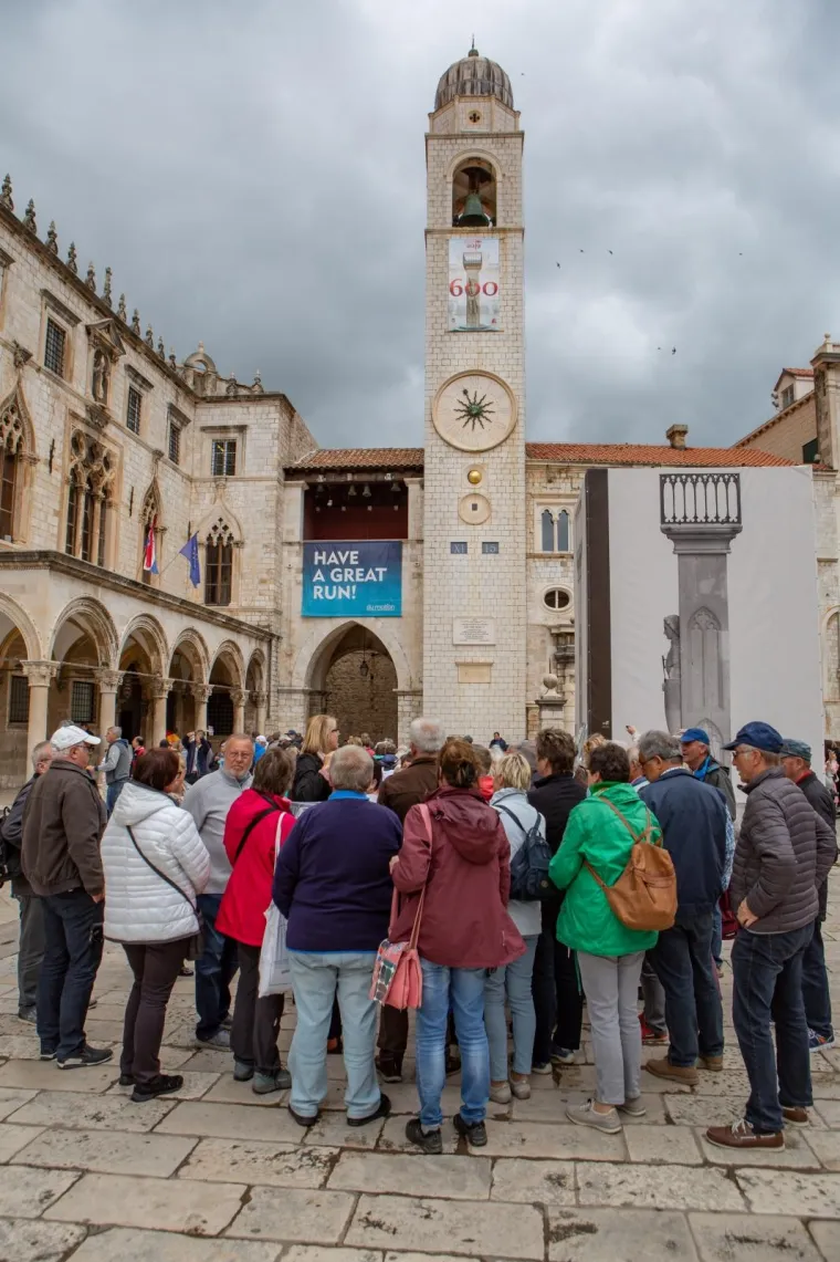 Ni lo&scaron;e vrijeme im ne smeta! Turisti sa svih strana svijeta preplavili ulice Dubrovnika