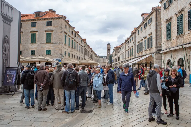 Ni lo&scaron;e vrijeme im ne smeta! Turisti sa svih strana svijeta preplavili ulice Dubrovnika