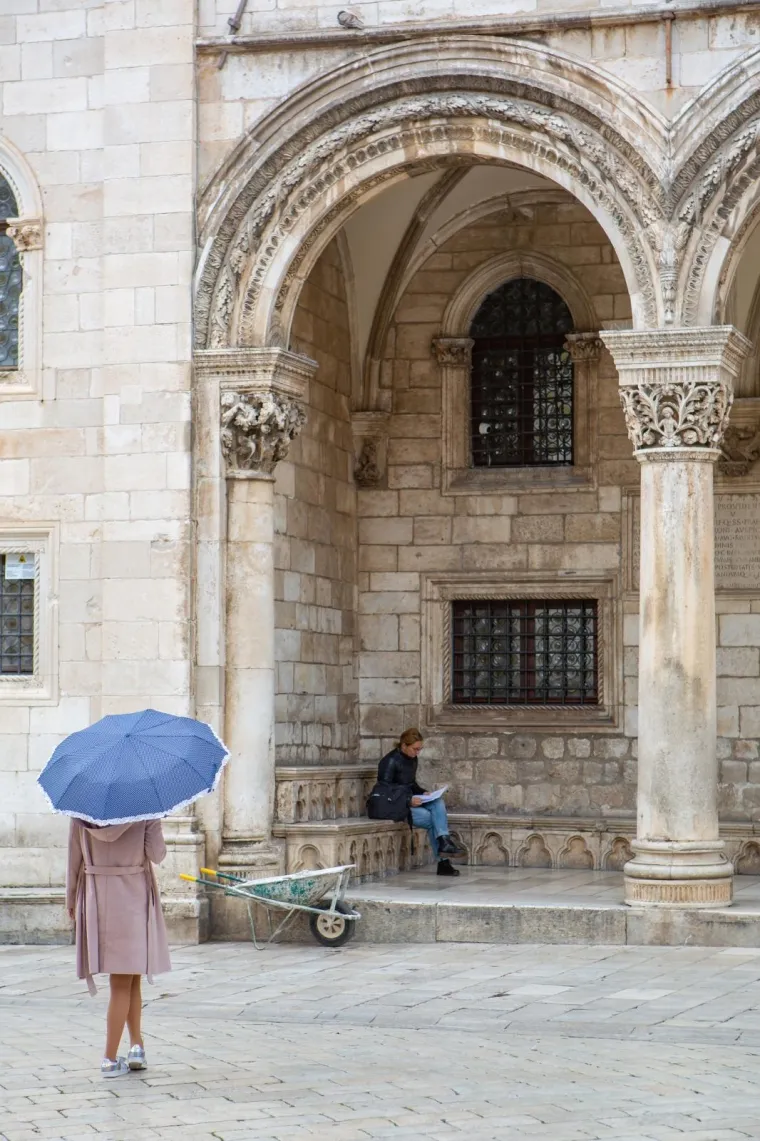 Ni lo&scaron;e vrijeme im ne smeta! Turisti sa svih strana svijeta preplavili ulice Dubrovnika