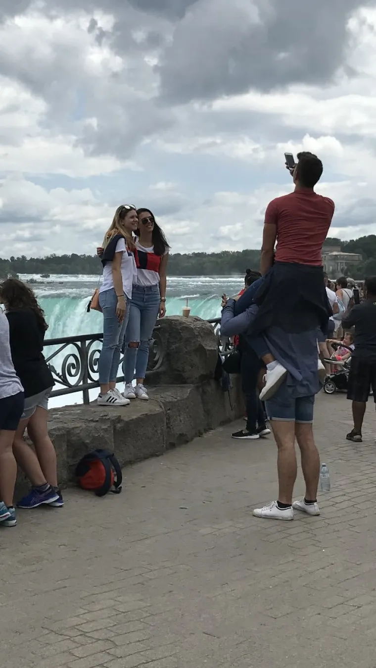Ovo su pravi prijatelji: Riskiraju svoje živote i prljaju odjeću da bismo imali savr&scaron;en Instagram