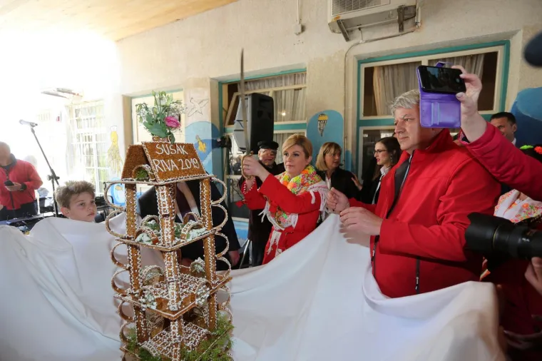 Ovo morate vidjeti: Predsjednica na Susku sabljom rezala slatki kolač