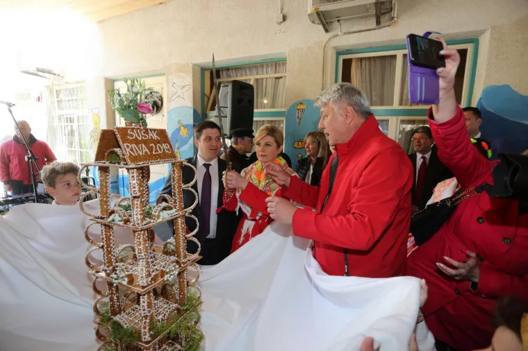 Ovo morate vidjeti: Predsjednica na Susku sabljom rezala slatki kolač