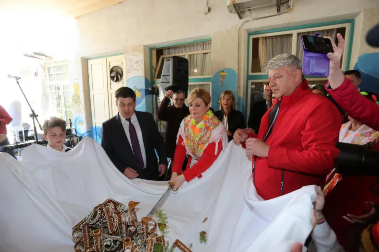 Ovo morate vidjeti: Predsjednica na Susku sabljom rezala slatki kolač