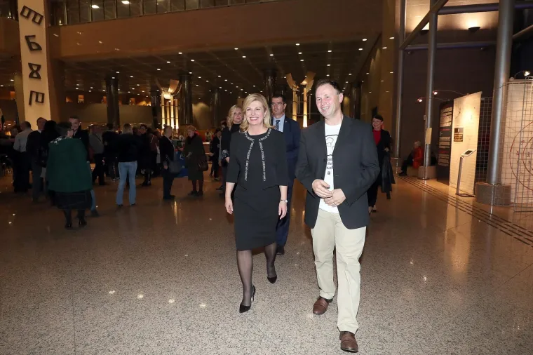 Predsjednica proslavila 51. rođendan: Pogledajte kako izgleda danas, a kako je izgledala na početku mandata