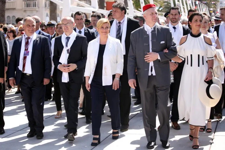 Predsjednica proslavila 51. rođendan: Pogledajte kako izgleda danas, a kako je izgledala na početku mandata