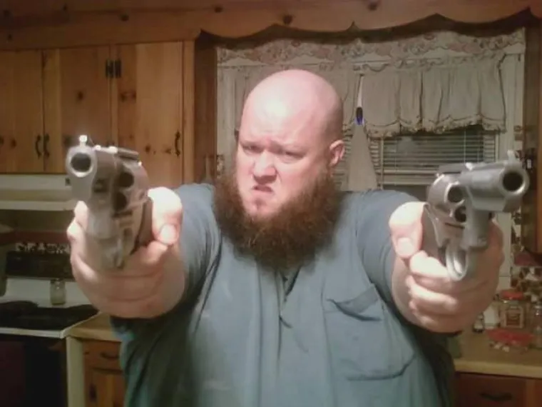 Katane, plastični pi&scaron;tolji i lažne tetovaže: 20 najvećih internet ratnika na internetima, a i &scaron;ire