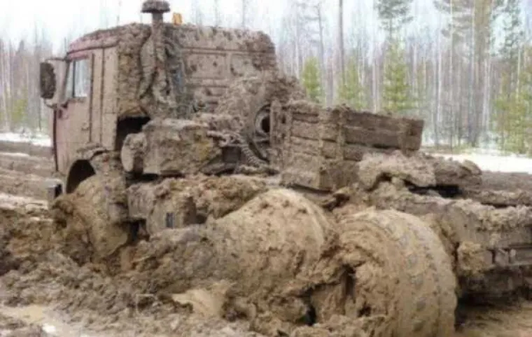 Ako ste mislili da su hrvatske ceste grozne, pogledajte kako tek izgledaju ruske. Njihove ceste izgledaju kao da su zaglavile u srednjem vijeku, a &scaron;to to sve vreba vozače, pogledajte u nastavku.