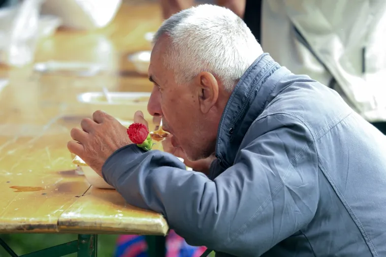 Umirovljenici nerijetko porciju graha nose kući za još jedan obrok