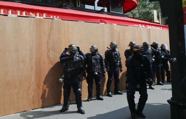 Krvavi 1. maj u Parizu: Policija bacila suzavac na maskirane prosvjednike, oni ih napali