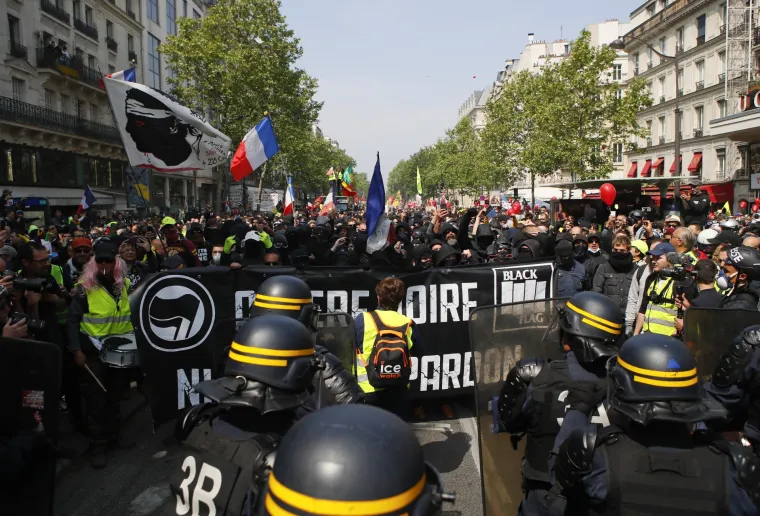 Krvavi 1. maj u Parizu: Policija bacila suzavac na maskirane prosvjednike, oni ih napali