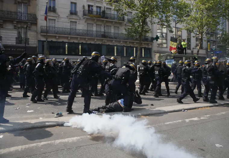 Krvavi 1. maj u Parizu: Policija bacila suzavac na maskirane prosvjednike, oni ih napali