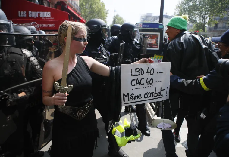 Krvavi 1. maj u Parizu: Policija bacila suzavac na maskirane prosvjednike, oni ih napali