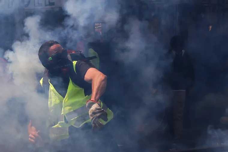 Krvavi 1. maj u Parizu: Policija bacila suzavac na maskirane prosvjednike, oni ih napali