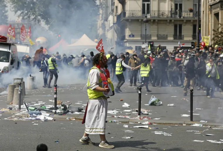 Krvavi 1. maj u Parizu: Policija bacila suzavac na maskirane prosvjednike, oni ih napali