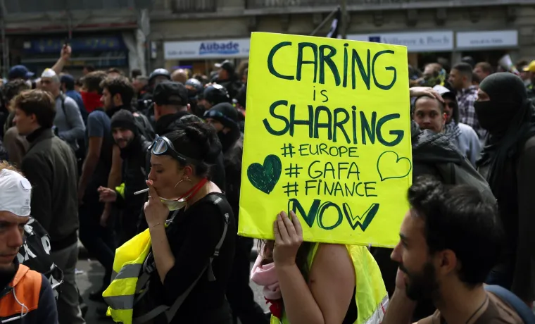 Krvavi 1. maj u Parizu: Policija bacila suzavac na maskirane prosvjednike, oni ih napali