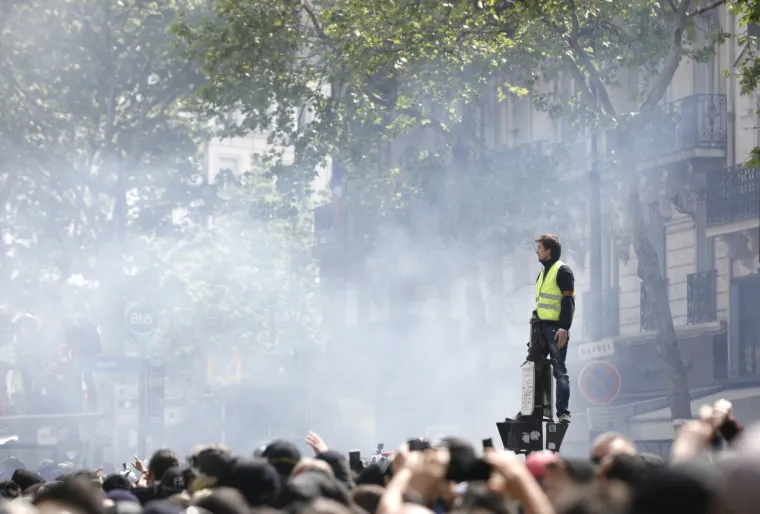 Krvavi 1. maj u Parizu: Policija bacila suzavac na maskirane prosvjednike, oni ih napali