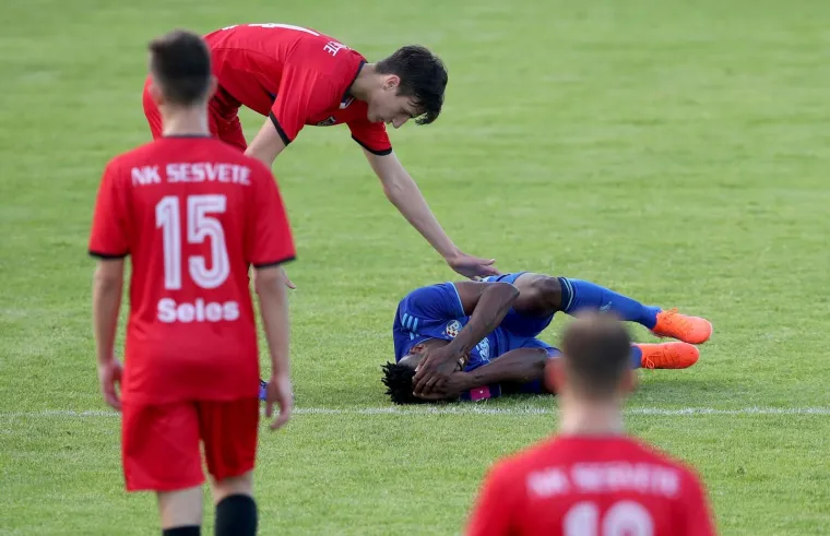 NAPETO JE BILO U SESVETAMA IZMEĐU PRIJATELJSKIH KLUBOVA: Sudac isključio dvojicu igrača