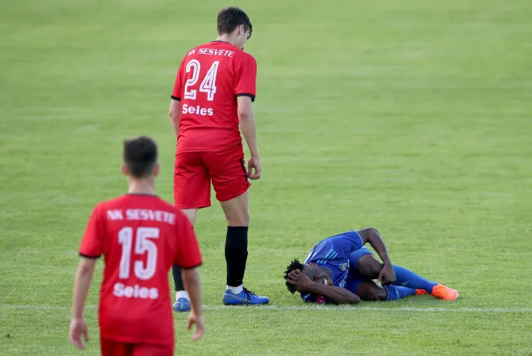 NAPETO JE BILO U SESVETAMA IZMEĐU PRIJATELJSKIH KLUBOVA: Sudac isključio dvojicu igrača