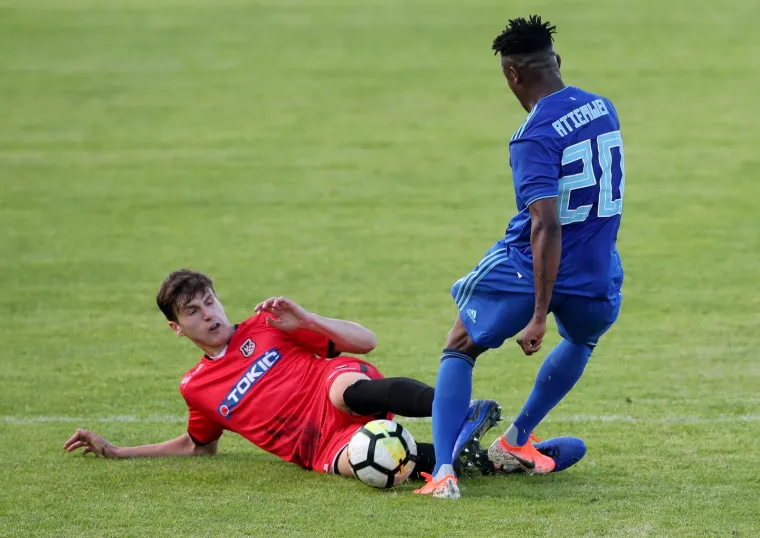 NAPETO JE BILO U SESVETAMA IZMEĐU PRIJATELJSKIH KLUBOVA: Sudac isključio dvojicu igrača