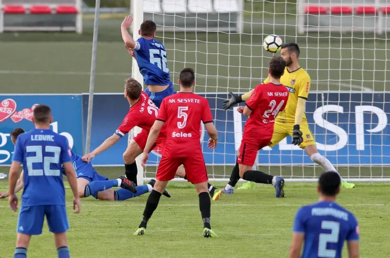 NAPETO JE BILO U SESVETAMA IZMEĐU PRIJATELJSKIH KLUBOVA: Sudac isključio dvojicu igrača