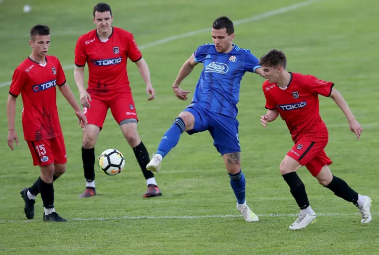 NAPETO JE BILO U SESVETAMA IZMEĐU PRIJATELJSKIH KLUBOVA: Sudac isključio dvojicu igrača