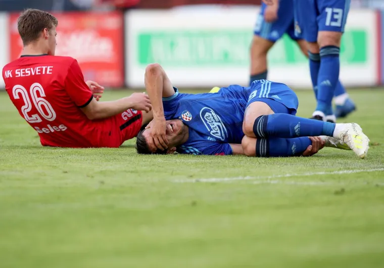 NAPETO JE BILO U SESVETAMA IZMEĐU PRIJATELJSKIH KLUBOVA: Sudac isključio dvojicu igrača