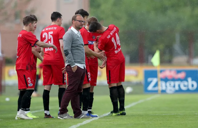 NAPETO JE BILO U SESVETAMA IZMEĐU PRIJATELJSKIH KLUBOVA: Sudac isključio dvojicu igrača