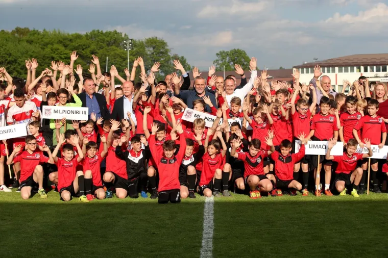 NAPETO JE BILO U SESVETAMA IZMEĐU PRIJATELJSKIH KLUBOVA: Sudac isključio dvojicu igrača