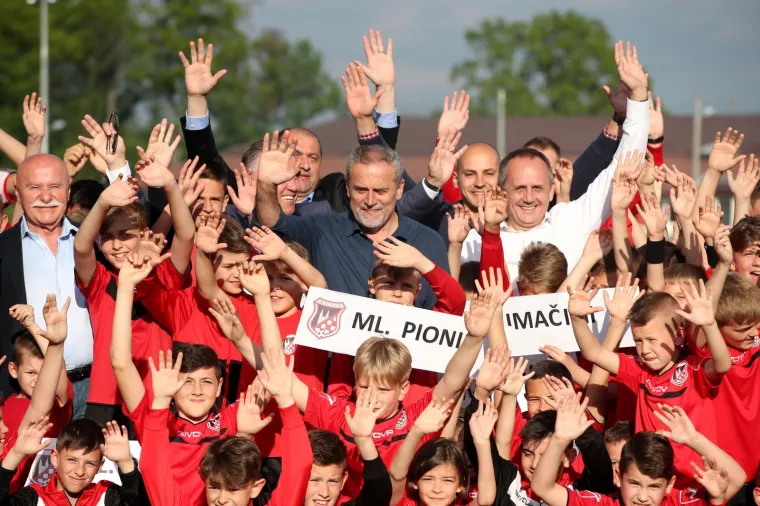 NAPETO JE BILO U SESVETAMA IZMEĐU PRIJATELJSKIH KLUBOVA: Sudac isključio dvojicu igrača