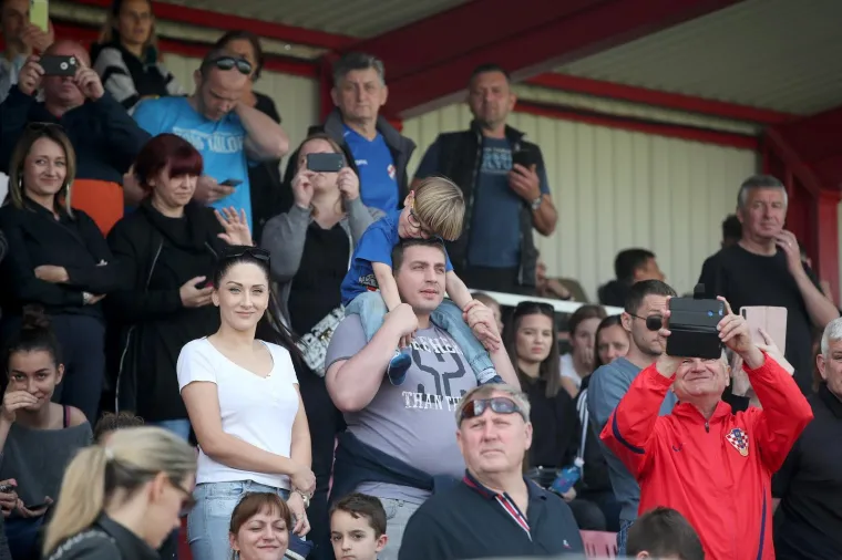 NAPETO JE BILO U SESVETAMA IZMEĐU PRIJATELJSKIH KLUBOVA: Sudac isključio dvojicu igrača