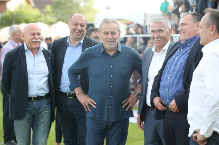 NAPETO JE BILO U SESVETAMA IZMEĐU PRIJATELJSKIH KLUBOVA: Sudac isključio dvojicu igrača