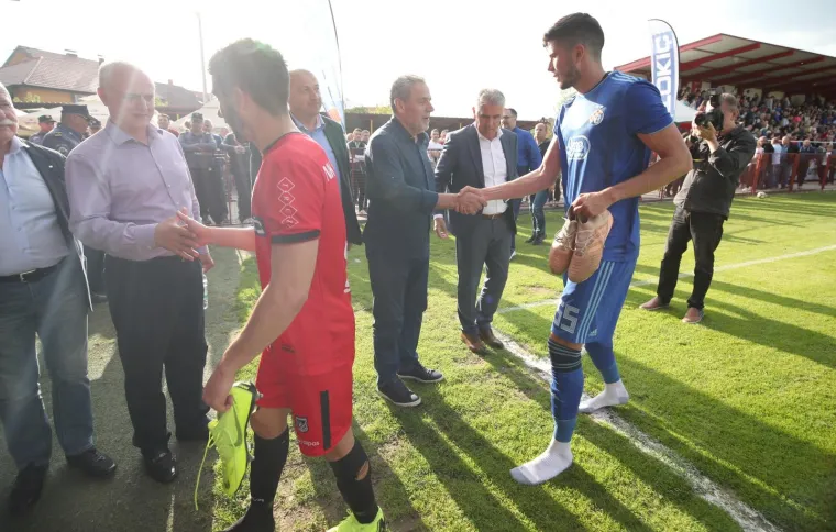 NAPETO JE BILO U SESVETAMA IZMEĐU PRIJATELJSKIH KLUBOVA: Sudac isključio dvojicu igrača