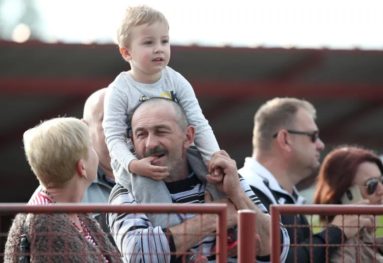 NAPETO JE BILO U SESVETAMA IZMEĐU PRIJATELJSKIH KLUBOVA: Sudac isključio dvojicu igrača