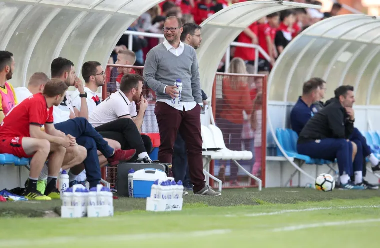 NAPETO JE BILO U SESVETAMA IZMEĐU PRIJATELJSKIH KLUBOVA: Sudac isključio dvojicu igrača