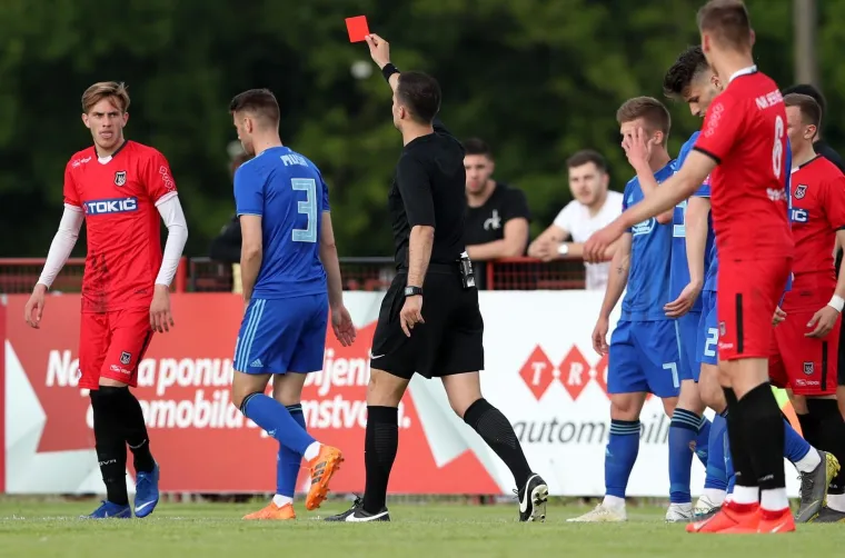 NAPETO JE BILO U SESVETAMA IZMEĐU PRIJATELJSKIH KLUBOVA: Sudac isključio dvojicu igrača