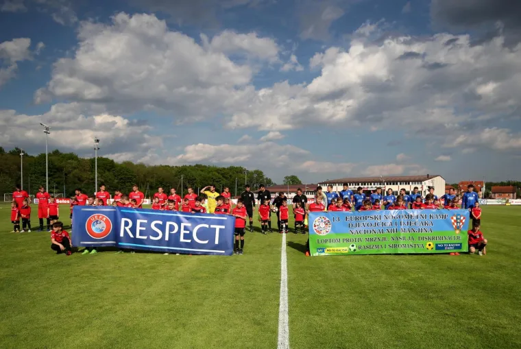 Zanimljiva situacija dogodila se u 23. minuti, nakon &scaron;to je zaiskrilo između bosanskohercegovačkog igrača Amera Gojaka i Marka Tolića, ponajboljeg igrača momčadi Dine Babića koji je ove sezone u Drugoj HNL zabio 13 golova u 20 nastupa. Glavni sudac dvoboja Ante Čuljak, naime, isključio je obojicu.