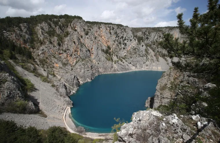 Kao da nije na ovom planetu! Pogledajte Modro jezero u čarobnom izdanju