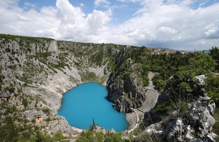 Zbog obilnih kiša i naglog dotoka vode iz podzemnih vrela imotsko Modro jezero promijenilo je boju u prekrasnu svijetlo plavu.