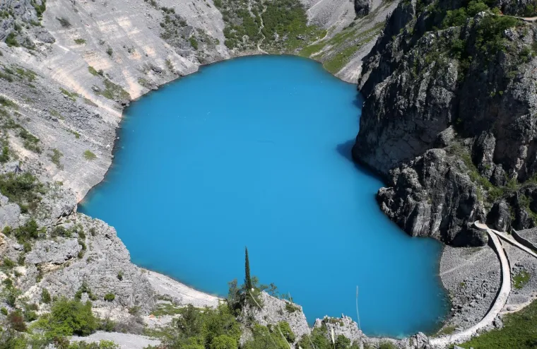 MODRO JEZERO OSVANULO U PREKRASNOJ PLAVOJ: Posljedica prirodnog fenomena oduševila Imoćane