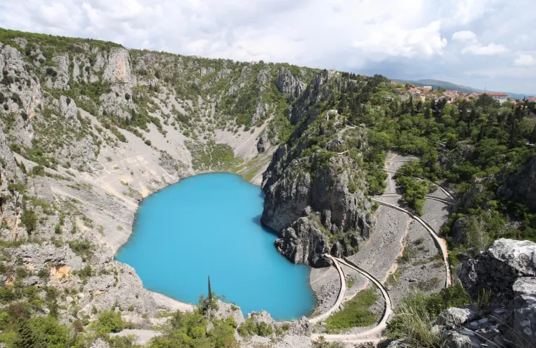 MODRO JEZERO OSVANULO U PREKRASNOJ PLAVOJ: Posljedica prirodnog fenomena oduševila Imoćane