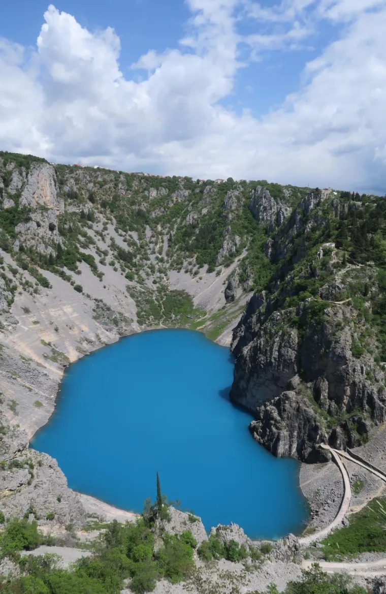 MODRO JEZERO OSVANULO U PREKRASNOJ PLAVOJ: Posljedica prirodnog fenomena oduševila Imoćane